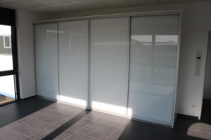 Aktenschrank mit Schiebetüren, Schiebetürfüllungen aus lackiertem Glas-00002