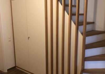 Treppenanlage mit integriertem Stauraumschrank