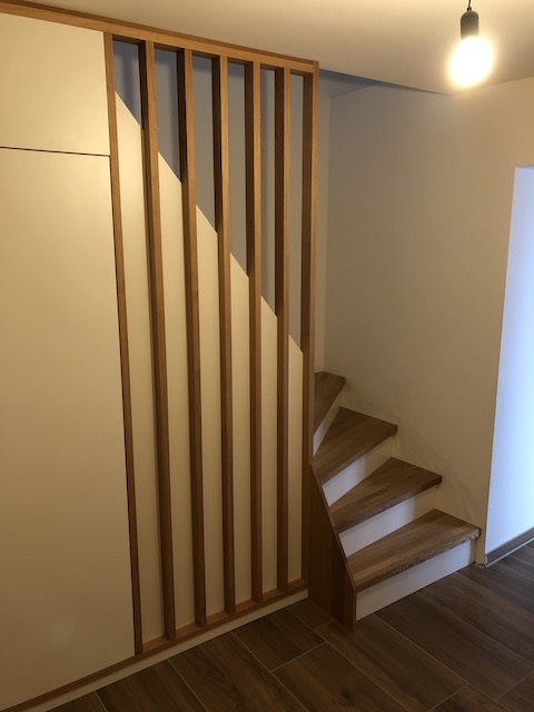 Treppenanlage mit integriertem Stauraumschrank