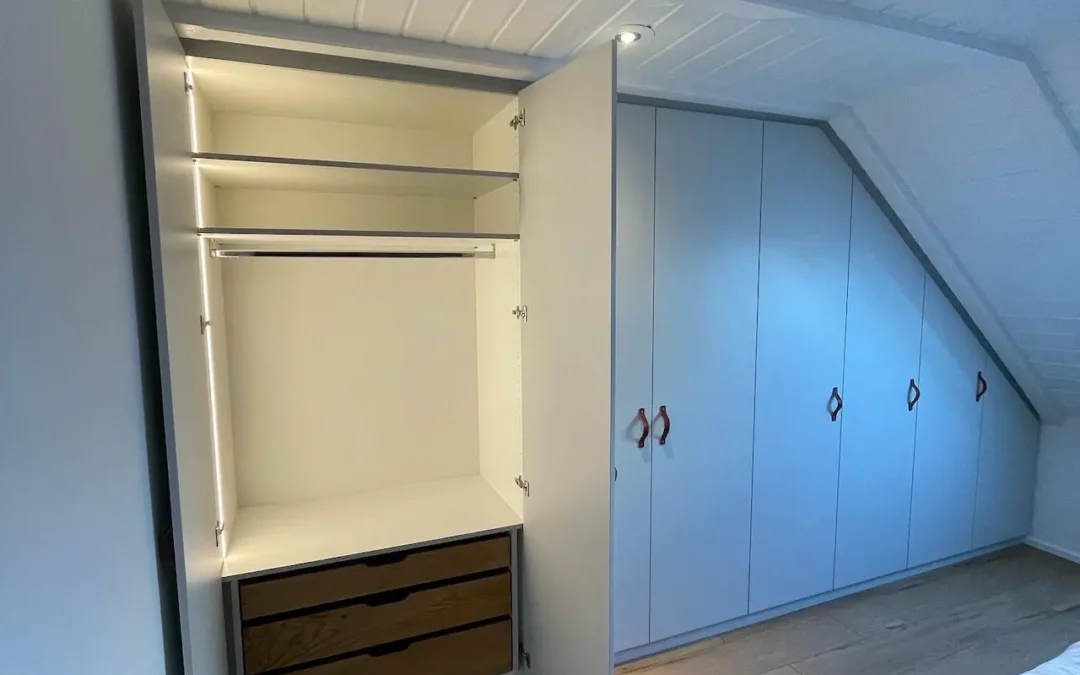 Kleiderschrank in der Dachschräge