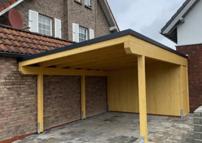 Carport mit integriertem Geräteschuppen, im Farbton Esche lasiert